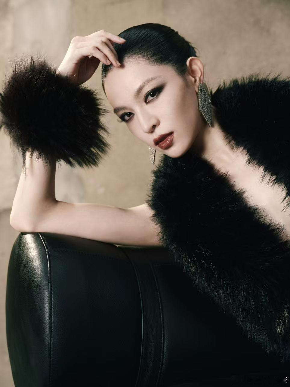 钟楚曦千禧风暗黑造型  钟楚曦是内娱我觉得健身最好看的女星，瘦而不柴，有些🌸营