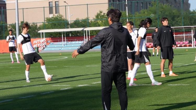 博主：07届后卫吴明屿归队参加铁人一线队合练，他此前租借定南