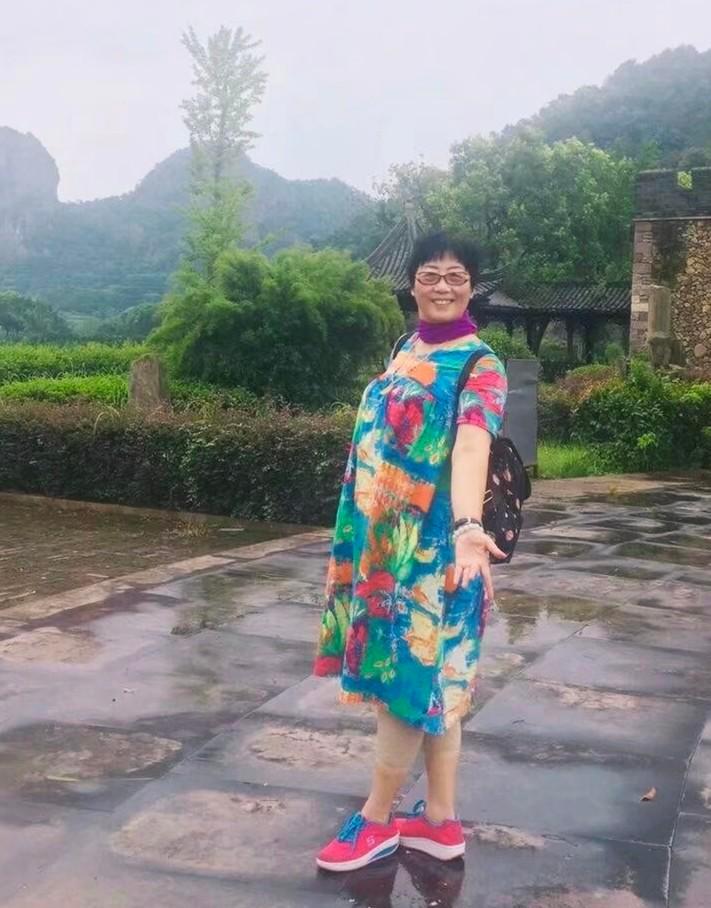 你不是老了，只是还没遇到适合你的那条牛仔裤。
50岁，梨形身材，过去两年靠长裙遮