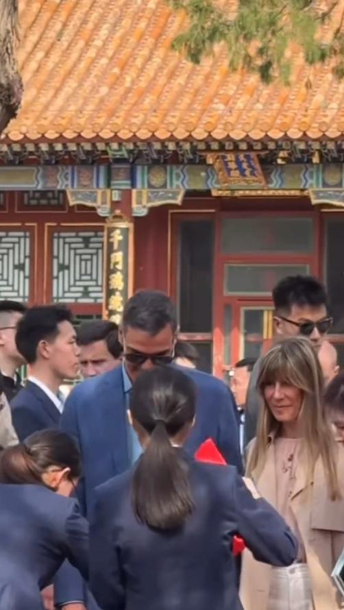 桑切斯对中国文化很感兴趣，4月12日参观颐和园时还体验了一下，首相夫人在旁边陪着