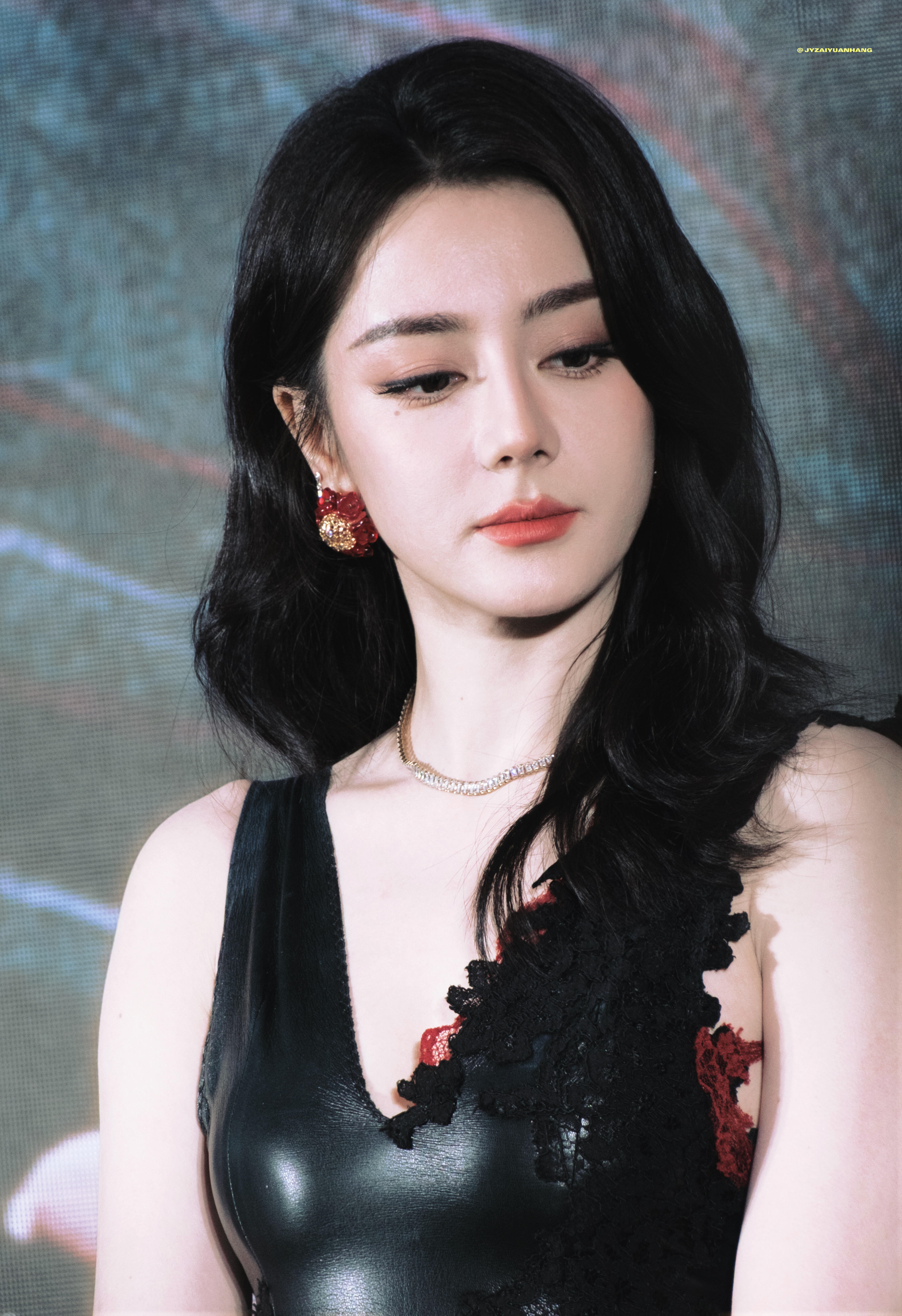 迪丽热巴美到我甚至忘记磨皮小脸… 