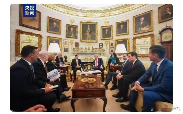 近两个小时谈什么？
哥伦比亚总统佩特罗，这个南美洲国家的一把手，曾经呼吁美国士兵