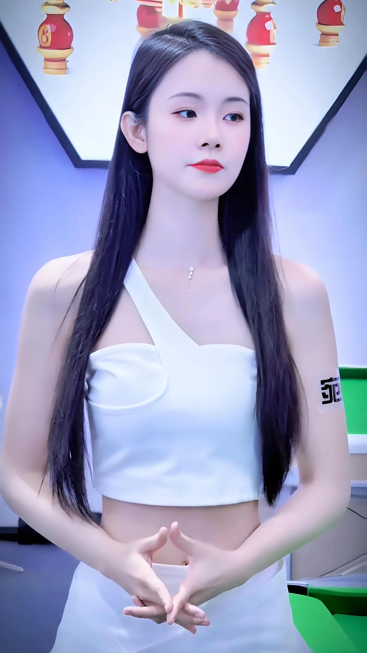 清新脱俗的少女，白衣飘飘，宛如仙子降临。