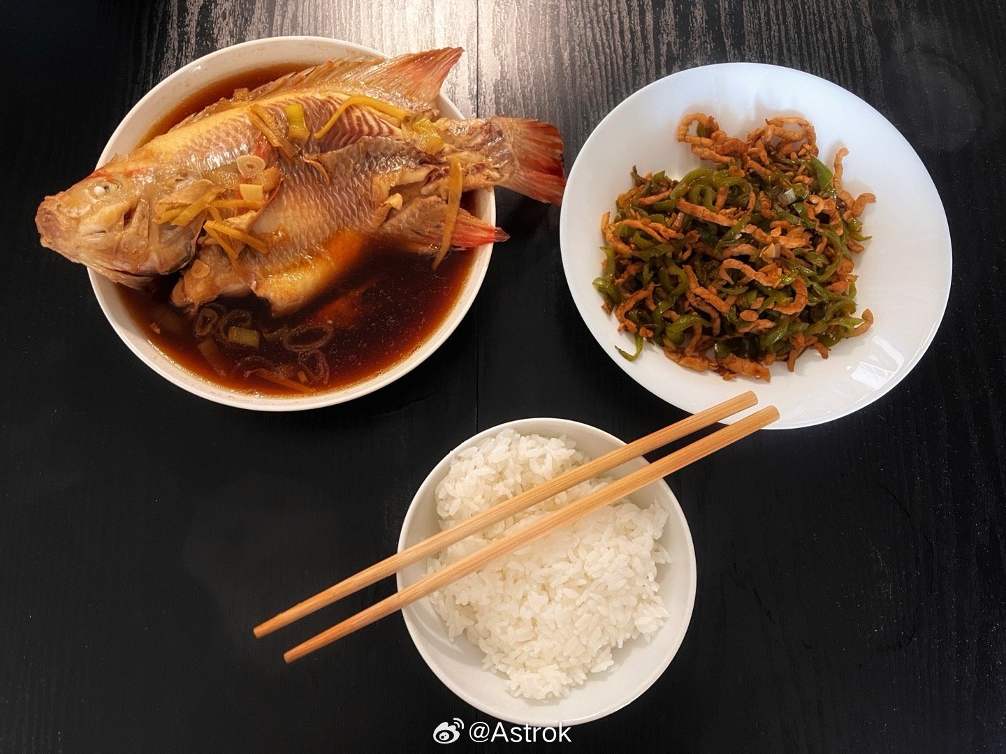 周末整个鱼吃一吃..香是挺香就是时间太长了…弄完都下午了…吃完太阳都要下山了 