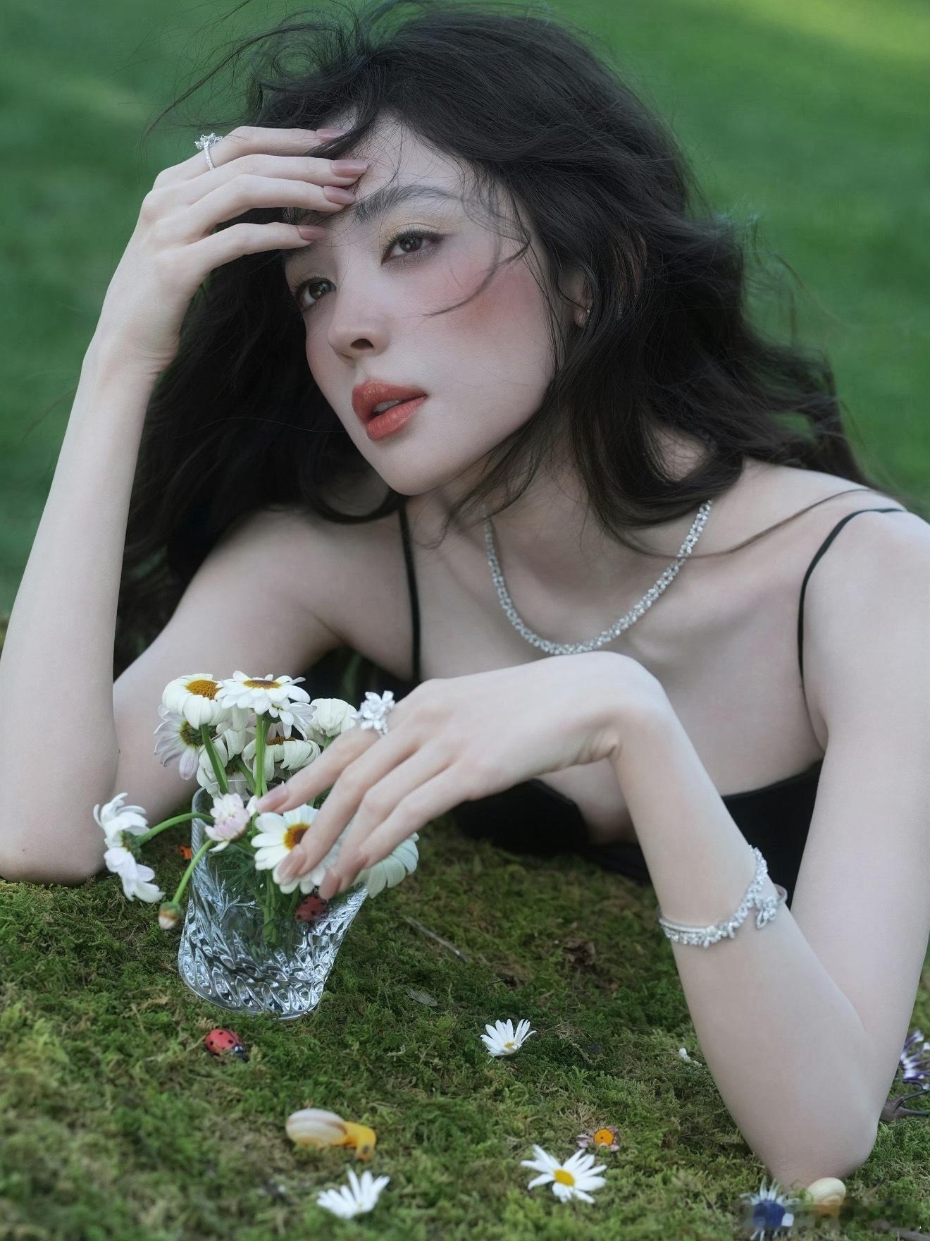 谁给娜扎美甲贴成这样的 OMG美甲师到底是要怎样啊……美女的美甲怎么会这样！！ 
