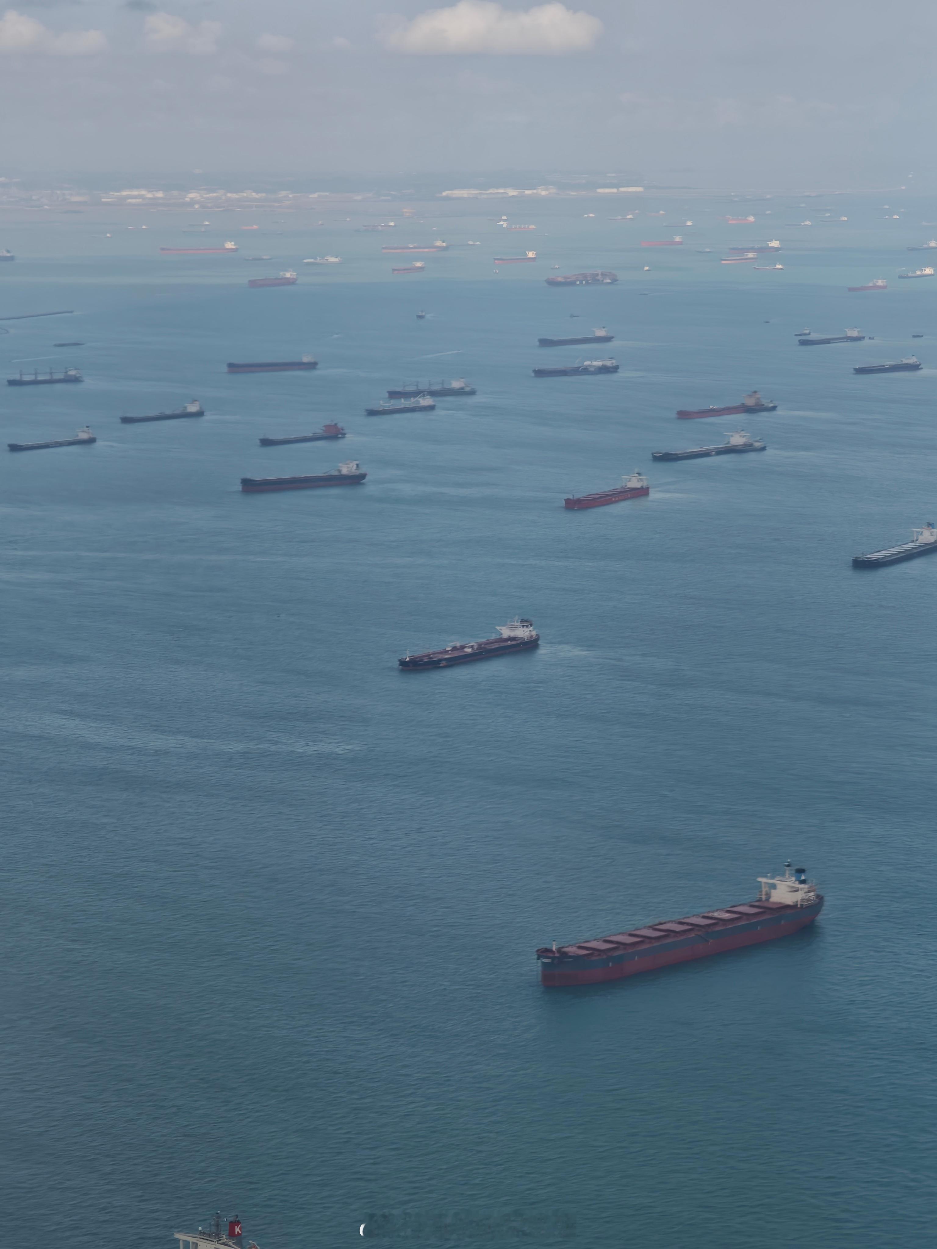 立春路过马来，有种海上高速公路既视感~~这么繁忙，是不是马六甲啊 马来西亚