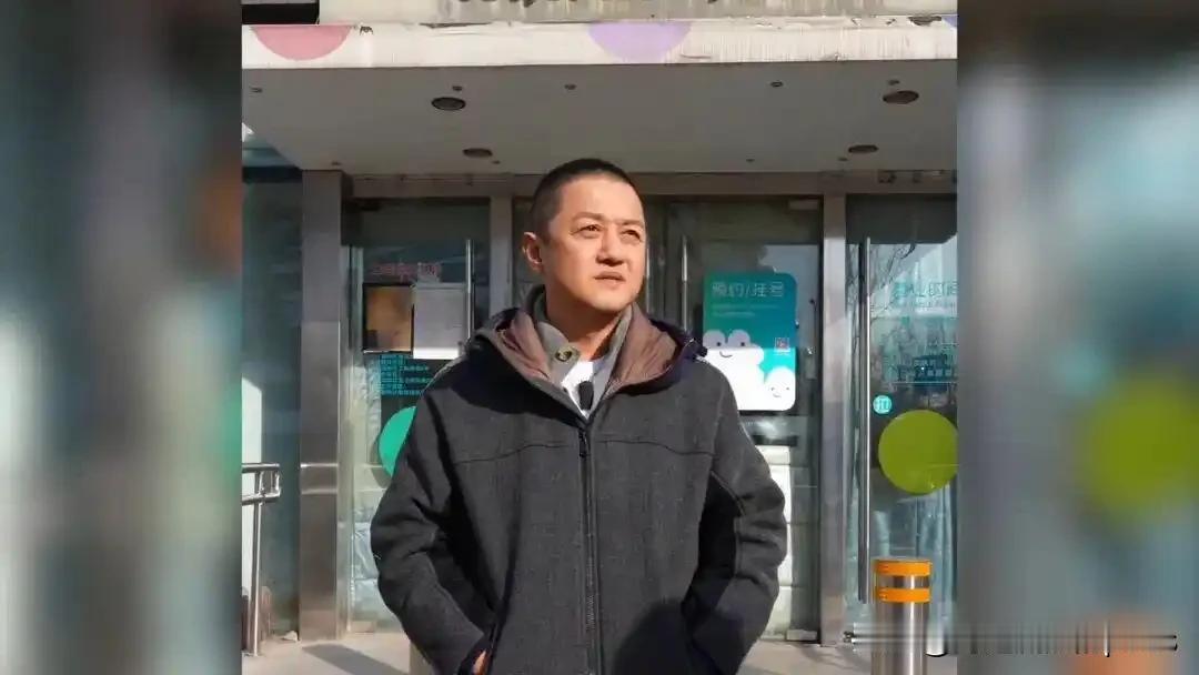 做生意，他是不及格的；
当演员，他算是合格的；
论做人，他无疑是优秀的。
现实中