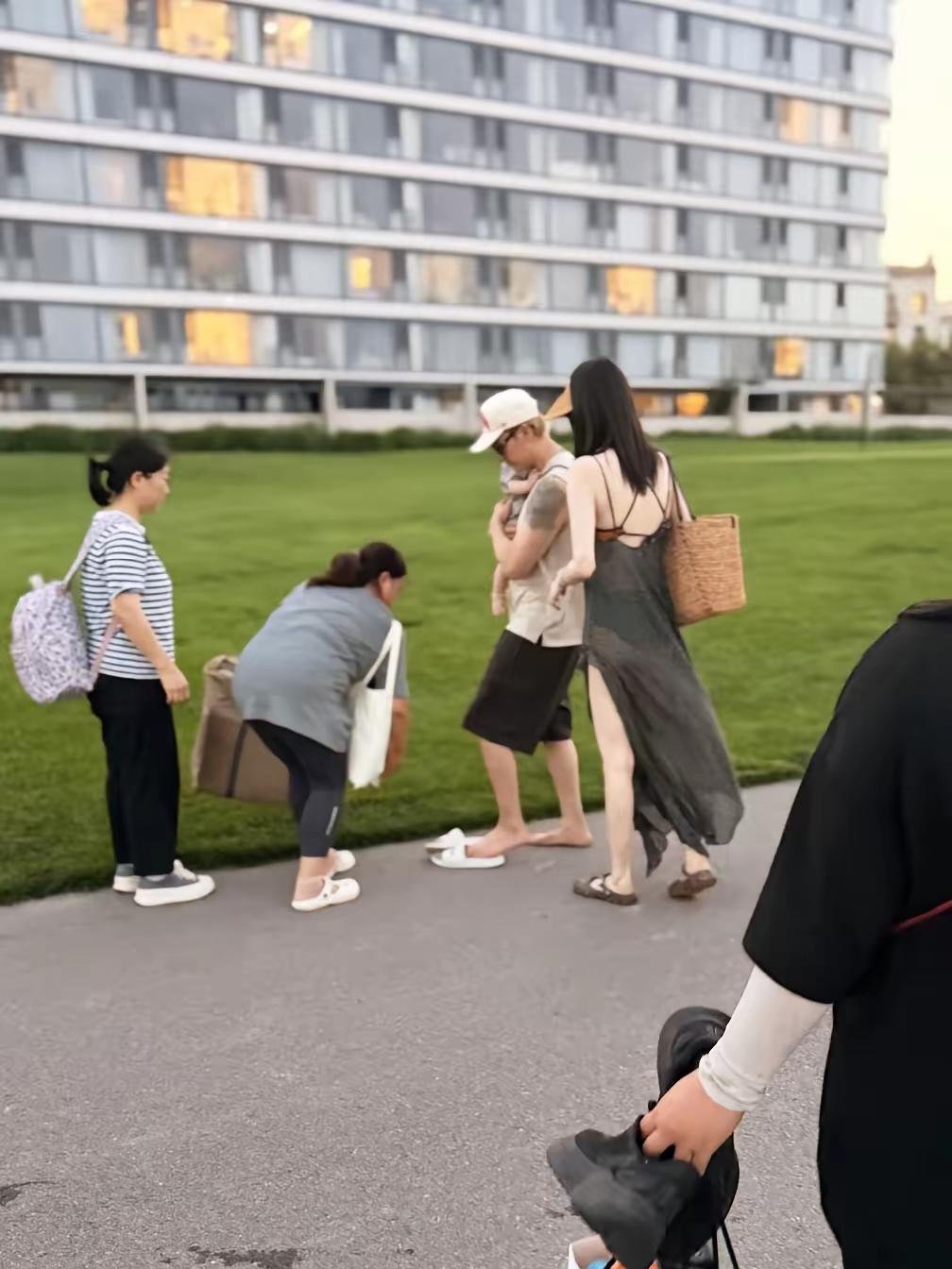 阿那亚又偶遇明星，陈伟霆单手抱娃奶爸感拉满，身旁何穗一身露背长裙，冷白皮在海边阳