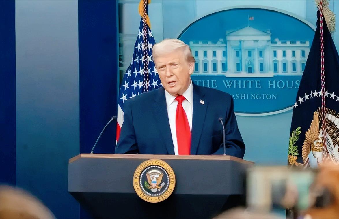 特朗普现在才收手已经晚了，原本想靠强硬姿态稳住民心，结果火没压住，反倒让自己的支