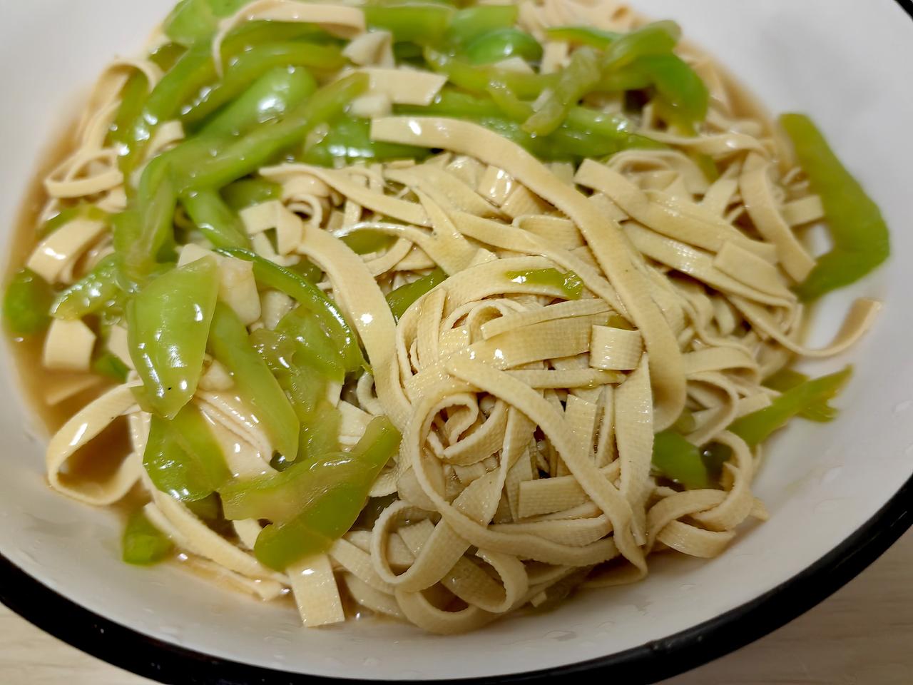 尖椒百页丝，东北神菜，下酒配饭，都好。我是1990年代还在印刷学院住大兴黄村富强