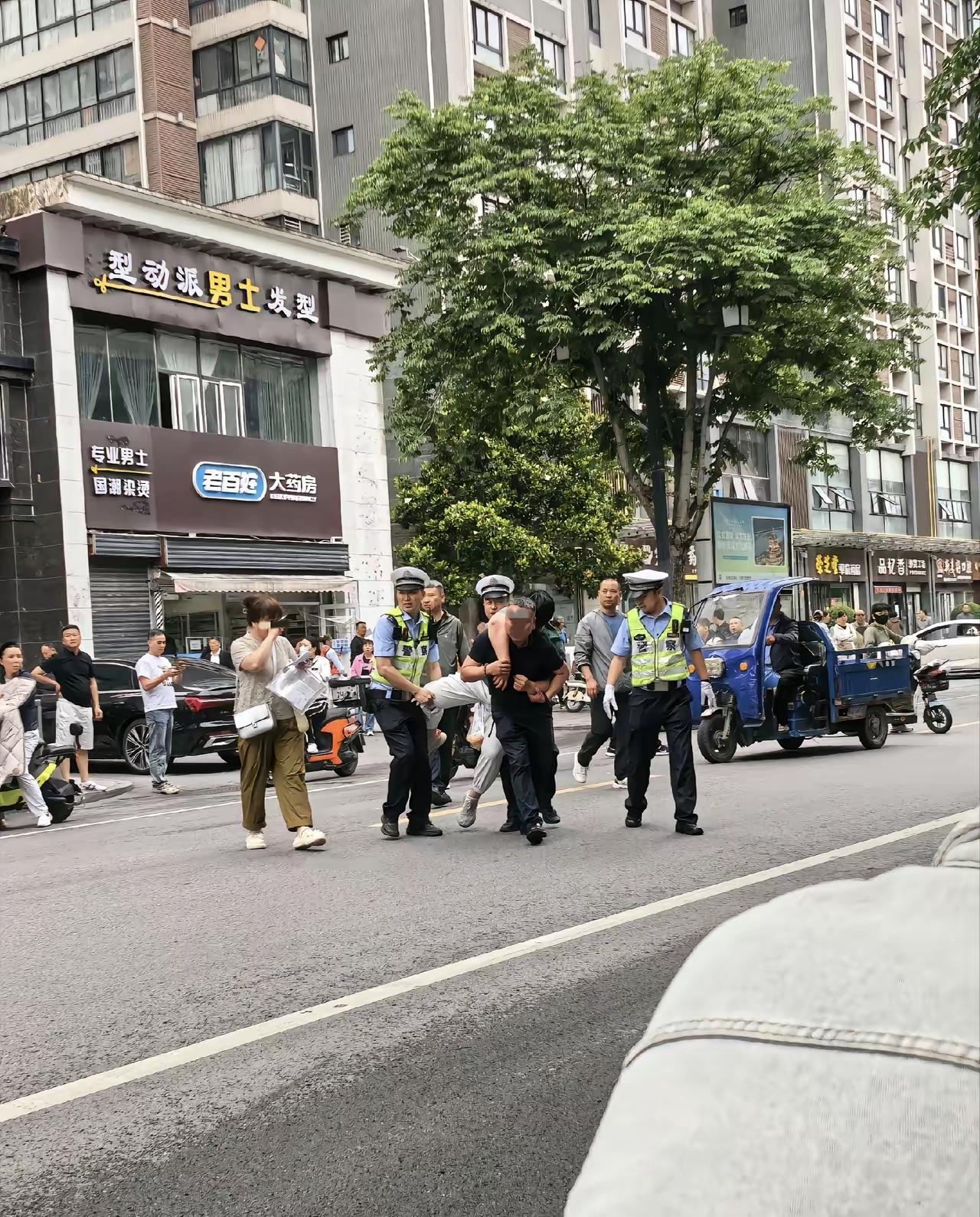 见过忘带准考证的、身份证的，

也见过睡过头迟到的，可是吓得腿发软，走不动道的考