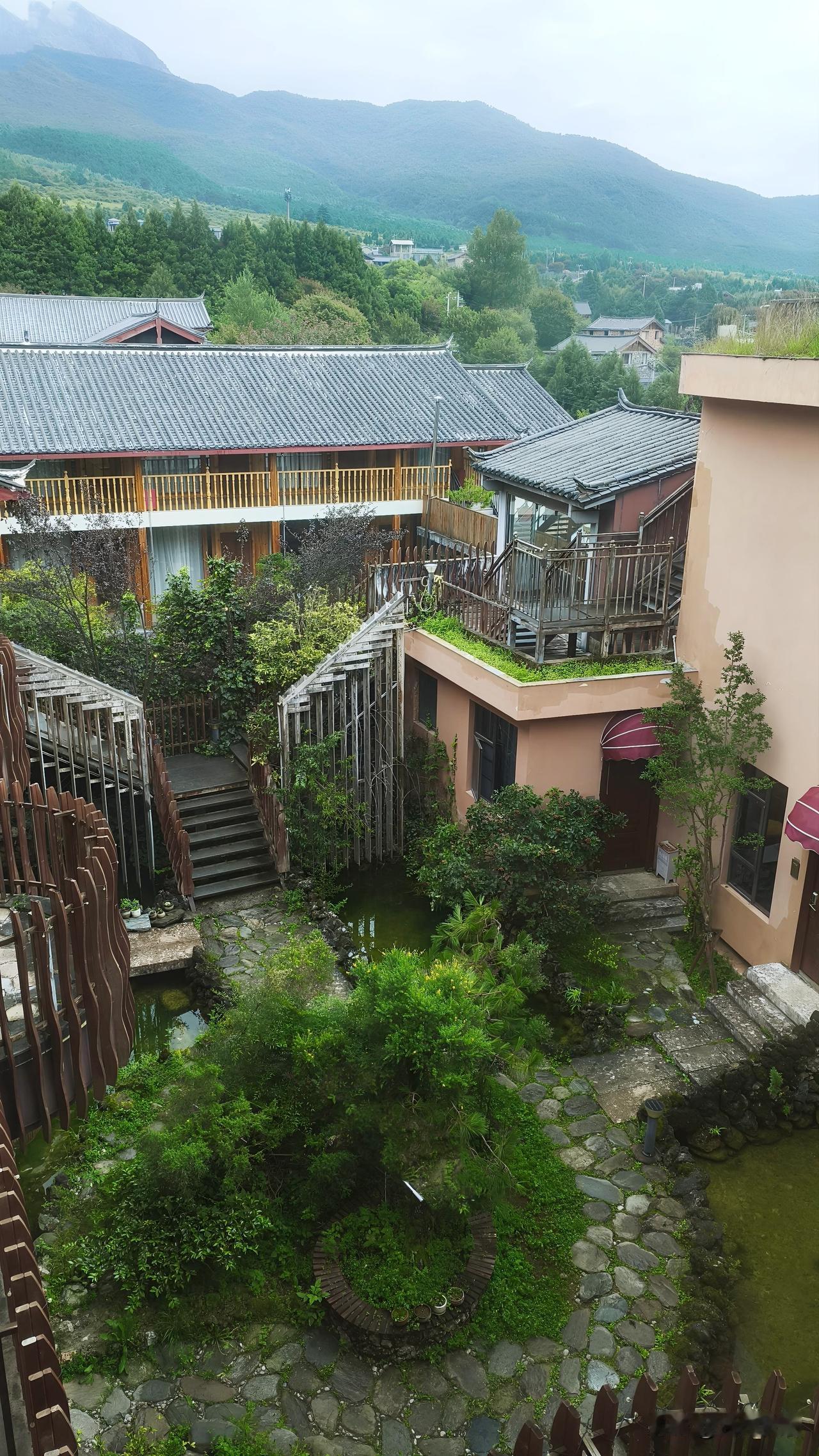 南京又开始下雨了，这雨一下，整座城就像被罩上了一层薄纱。想起之前在雨中逛夫子庙，