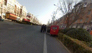 【宿迁一老人驾驶电动三轮车失控冲入绿化带，被困在车内无法脱身】宿迁 

近日，庄