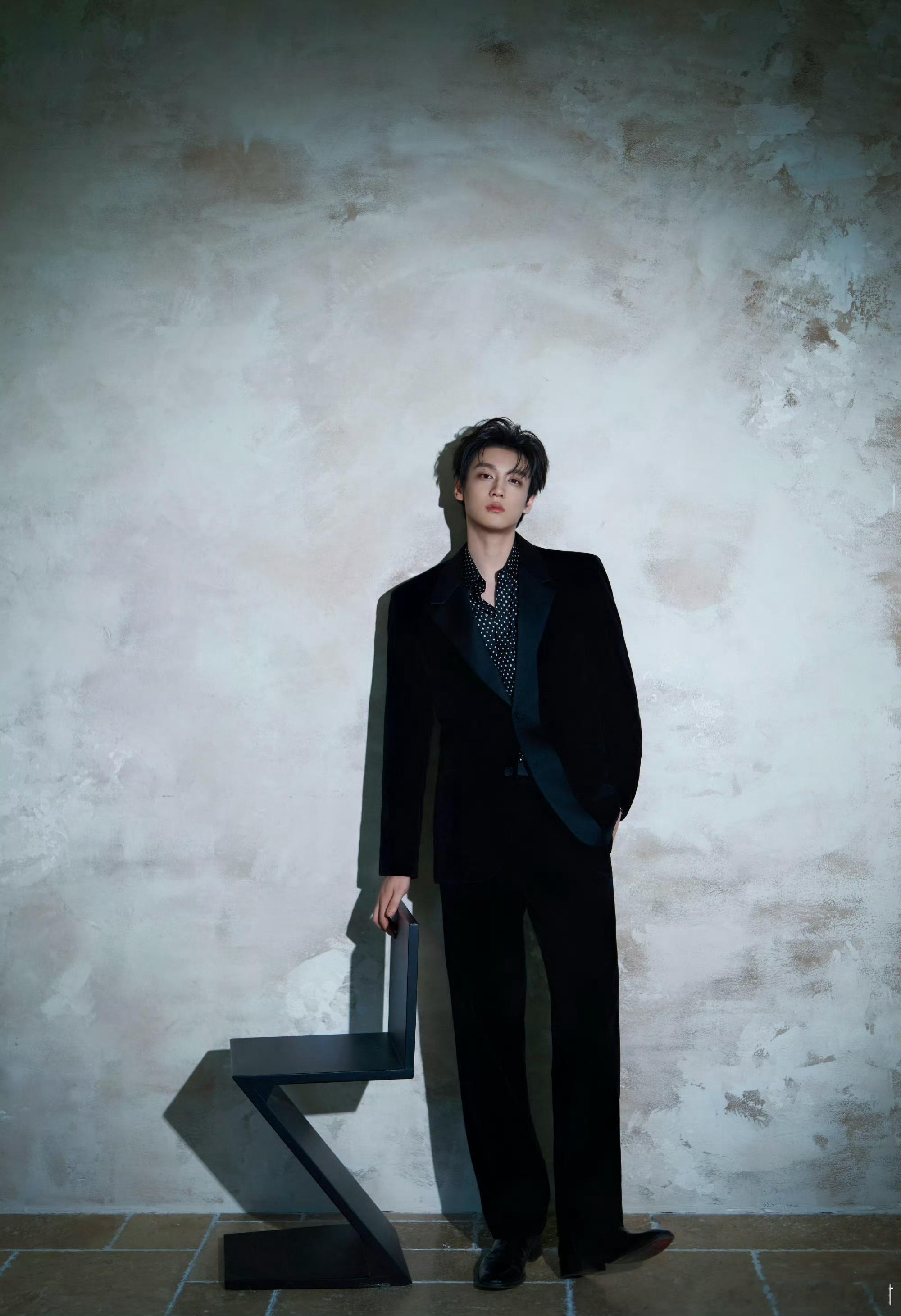 田栩宁｜FENDIFENDI Man 再上线 ，来自小田的一组造型新片 ，以全套