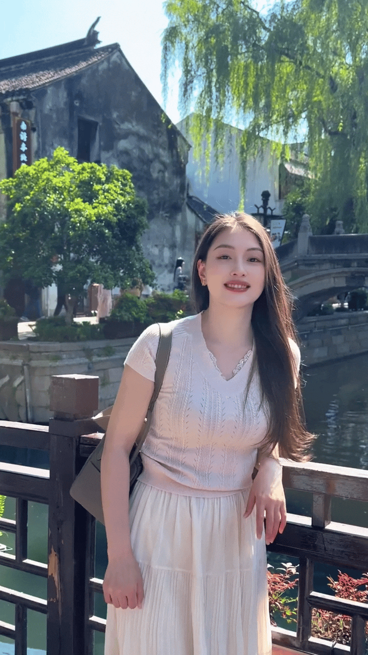这位姐姐展现出了东方女人独有的那种韵味！