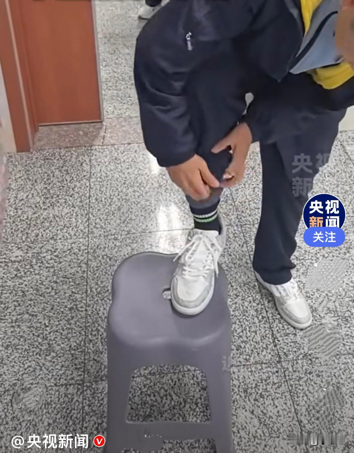 爱似母亲
 东北已经很冷了，虽然长春已经供暖了，但是室外还是很冷的，已经都穿上了