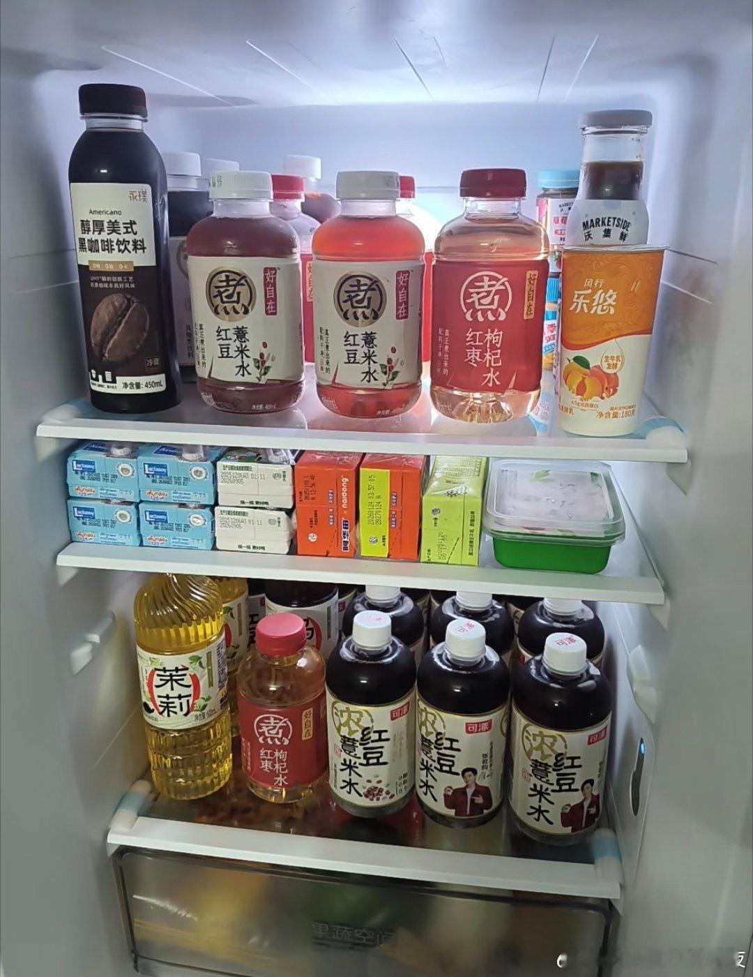 冰柜饮料C位大洗牌我家冰箱里囤有海量东方树叶和好自在红豆薏米水这届年轻人把水喝明