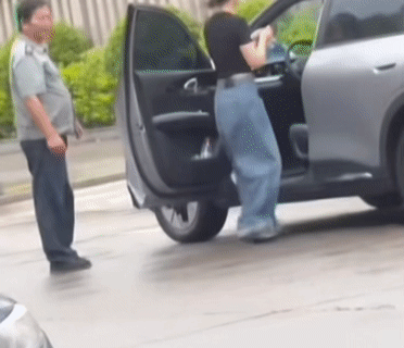 一个赌保安不敢还手，默默承受脚蹬，一个零容忍的还击，是实打实的一耳光！
有话好好