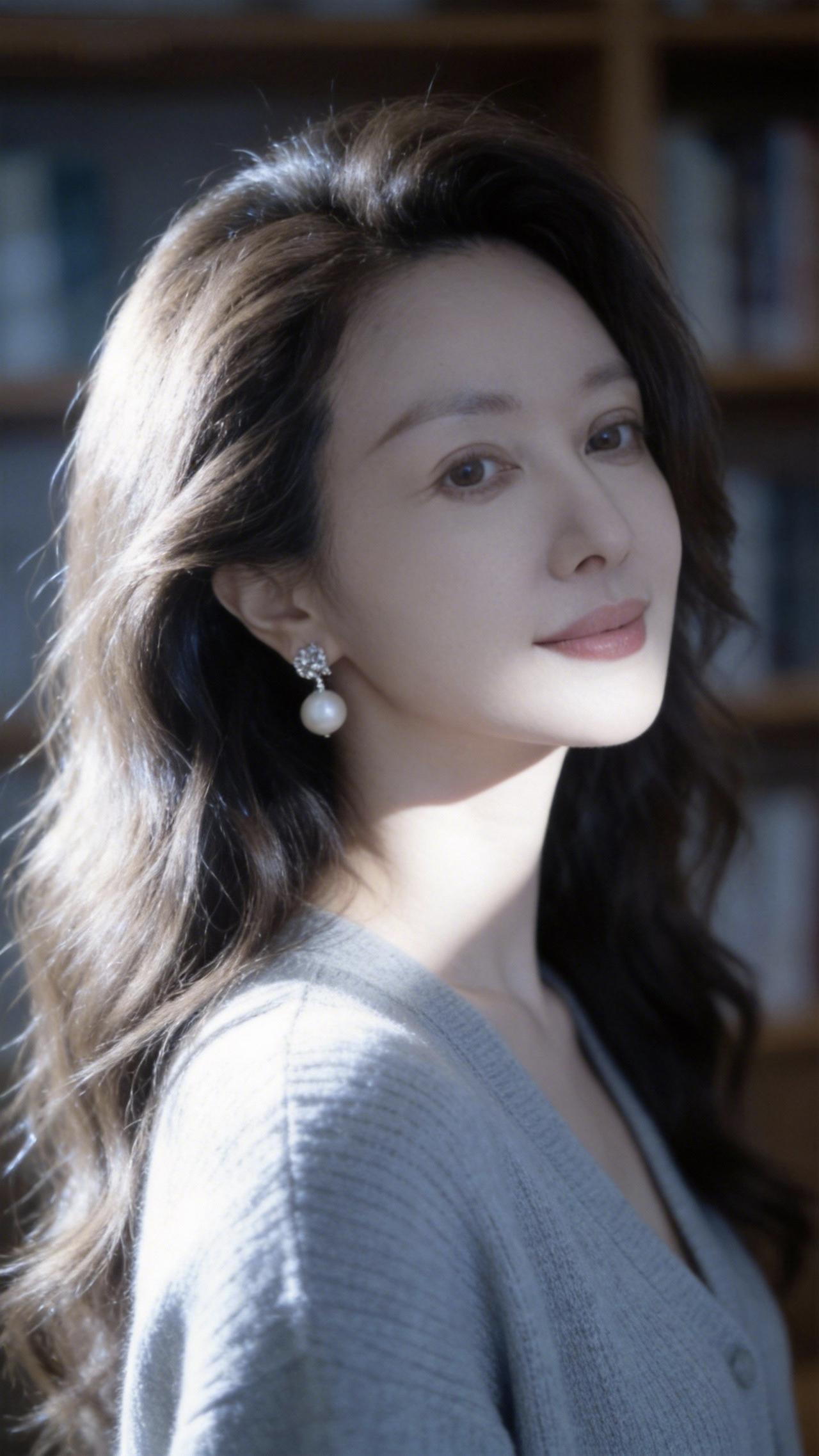 书香满溢，美人如画。