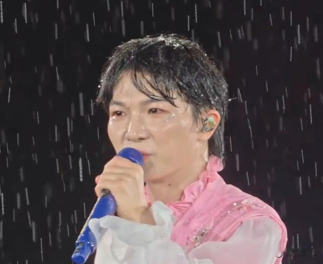 周深演唱会下大雨


周深演唱会，雨下得很大，周深被淋得像落汤鸡[捂脸]，做得发