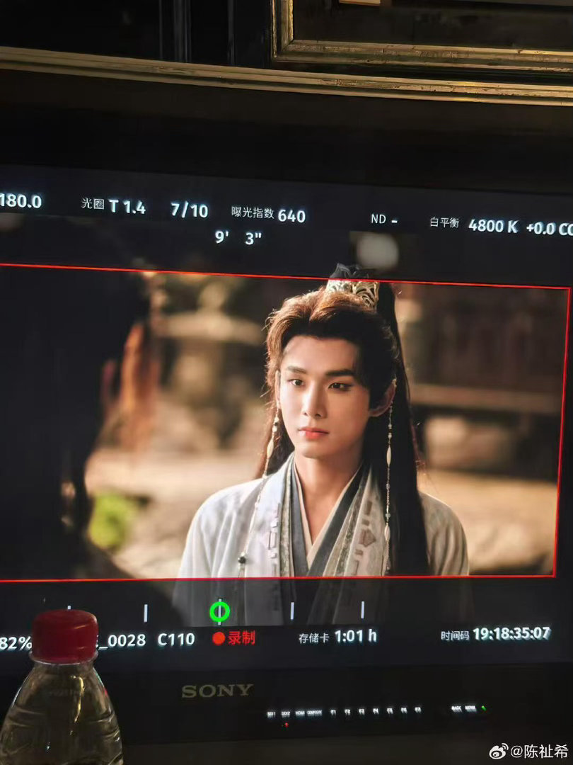 姚琛新专辑ROLLTHEDICE姚琛新专辑摇骰子 四部待播剧排队等着播，新专辑也