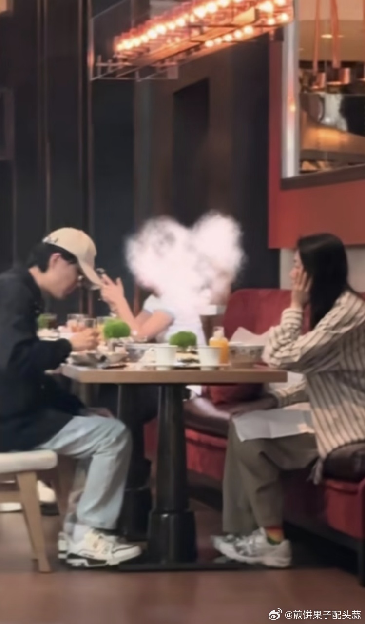 吃饭偶遇许嵩冯禧谁狠狠羡慕这位有缘歌迷！外出吃饭意外撞见许嵩和冯禧同框，这位粉丝