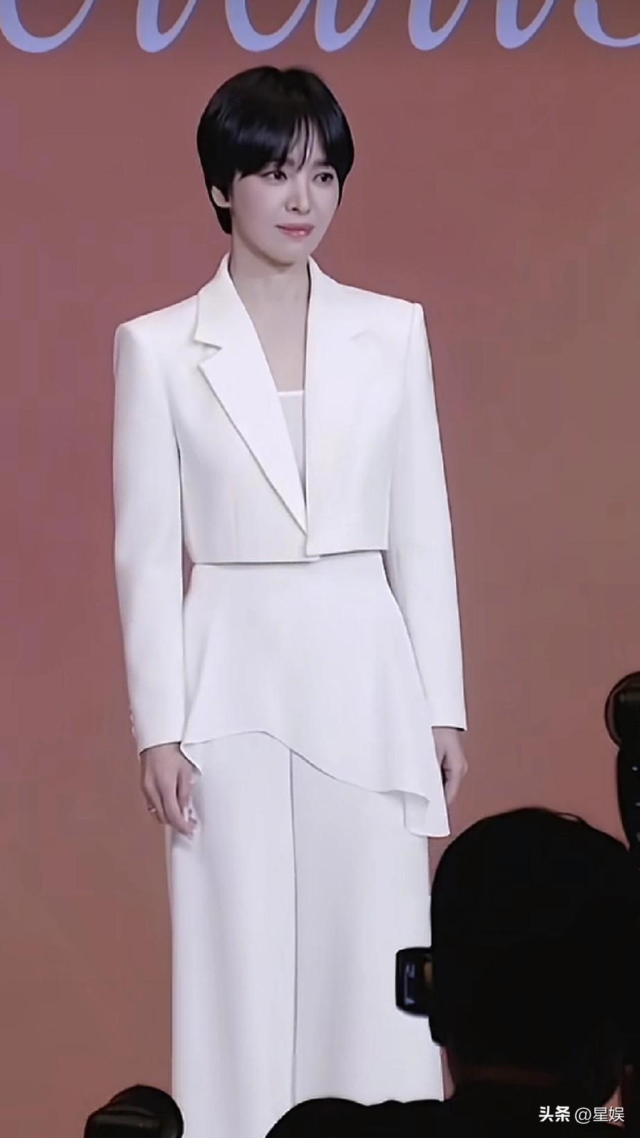 宋慧乔出席活动的这身穿搭太绝啦 短款白色西装外套搭配同色系的下装