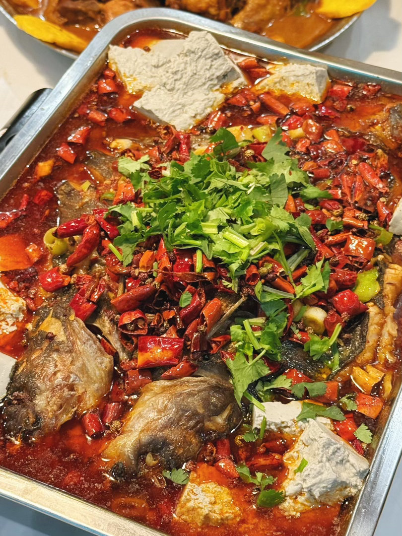 自贡美食出圈时刻！二十年鲜锅兔老店被食客硬生生吃进必吃榜，榜单半数为本土老店。很