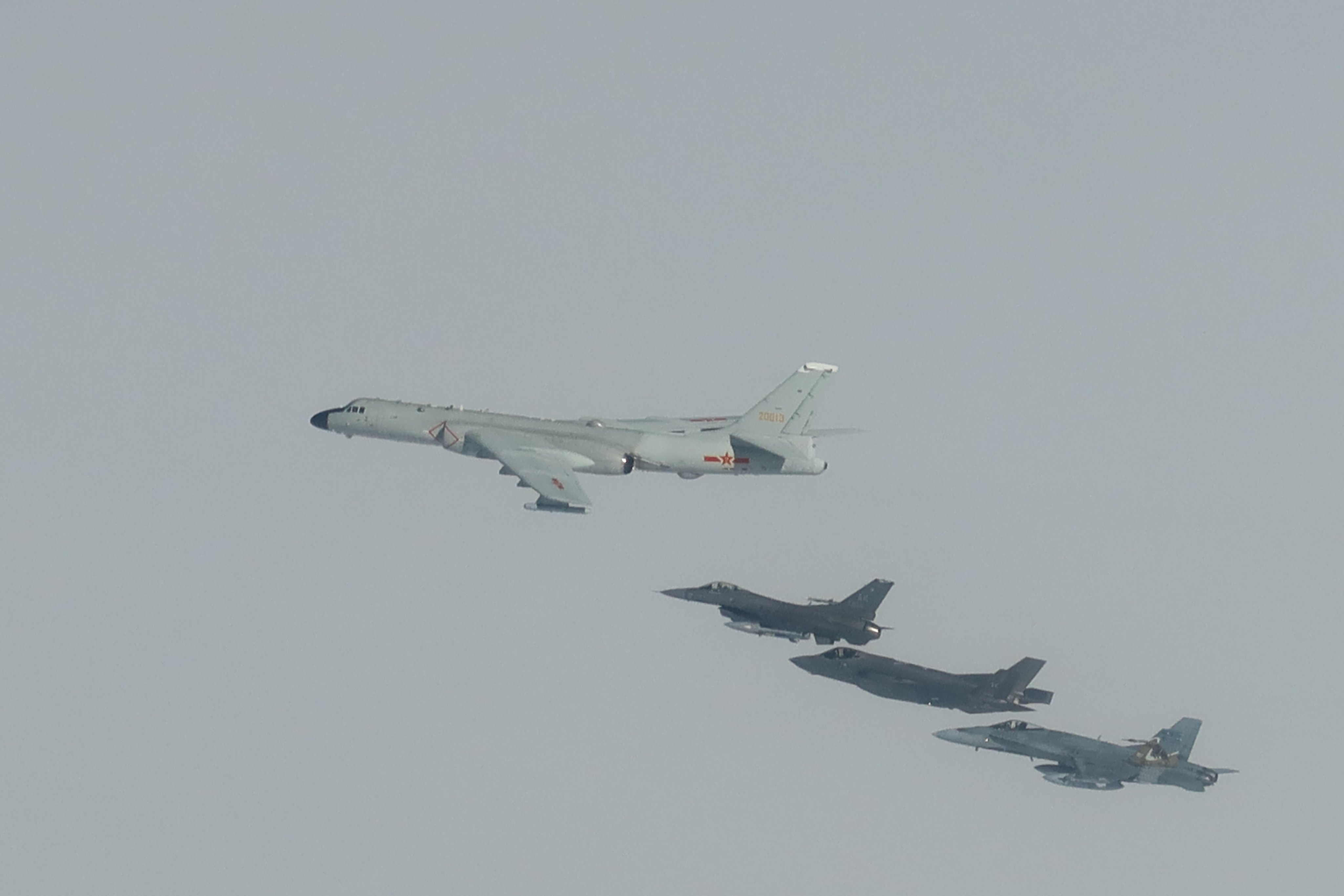 #中俄联合空中战略巡航不针对第三方#中美加军机合影[doge]轰-6k  F-3