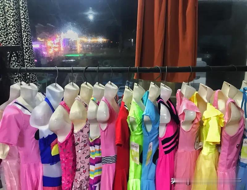 校方称已督促退演出服学生结清货款 现在学生演出后集体退演出服的事儿还挺多。菏泽网