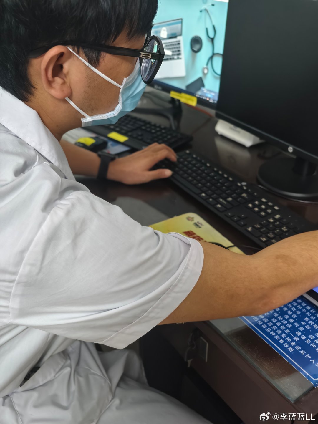 跑来医院咨询医生啦。没想到接诊的医生又高又帅。他先指导我用肥皂水持续冲洗伤口十五