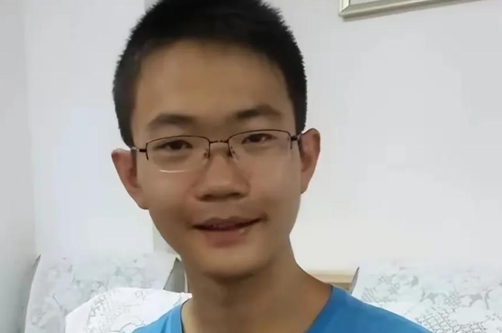 2016年，甘肃学生胡明源语文课从不听讲，天天熬夜打游戏，高考却以690分考上北