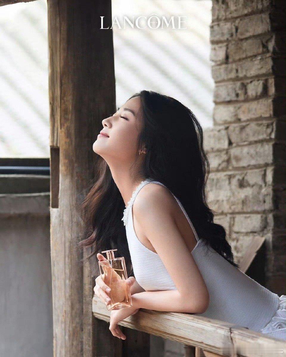 为什么张凌赫家说卢昱晓的新商务是蹭张的啊[疑问][疑问] ​​​