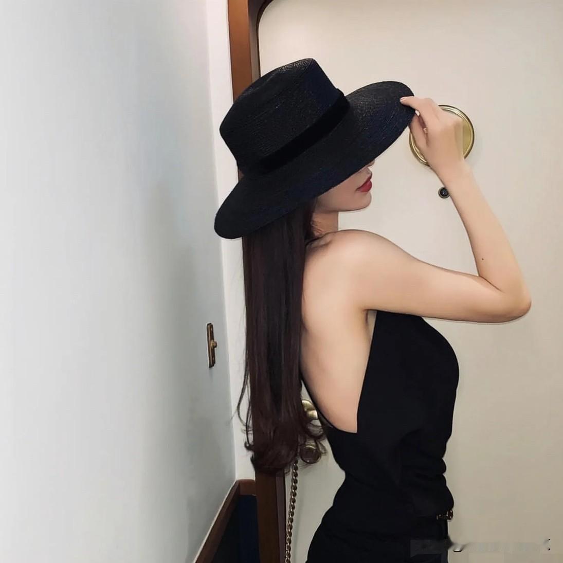 有人问：男人不正眼瞧你，你还那么深情吗？
我的回答是：笑话，他做梦呢吧，我找的是