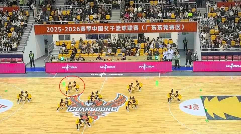 东莞萌娃篮球失误救场看哭全网：

这才是刻进骨子里的团结，比完美更动人
 谁能想