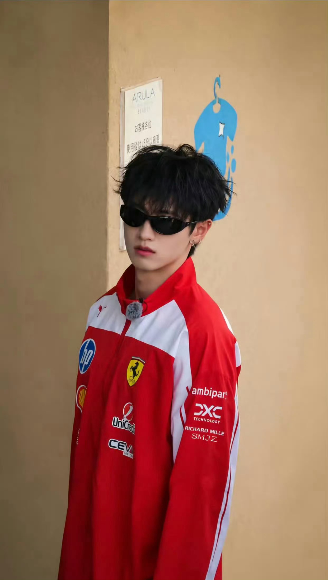 朱志鑫这一身红色好耀眼朱志鑫赛车服电竞男主