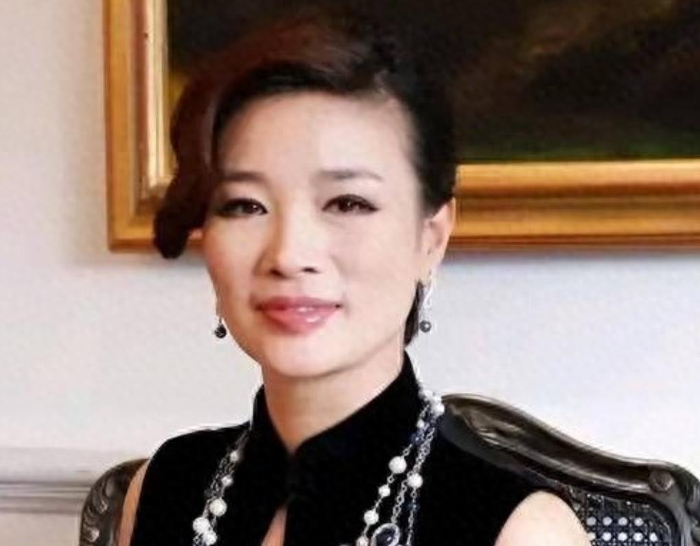 大多数人知道胡洁，是因为她是周立波的妻子。但在这之前，她已经在温州商界打出了自己