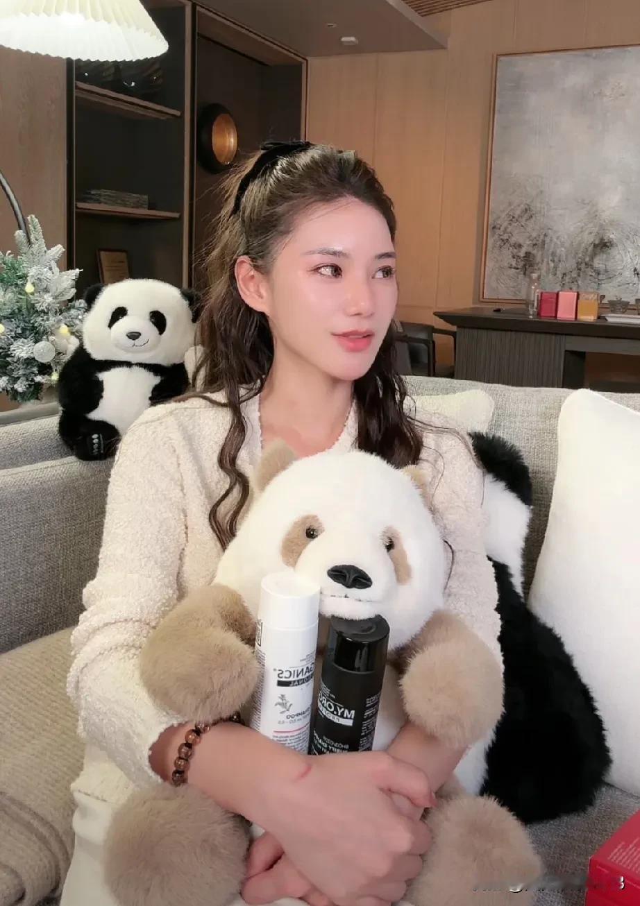 马筱梅又再汪小菲的账号直播带货了。自从马筱梅和汪小菲结婚后，就开始在直播间露面。