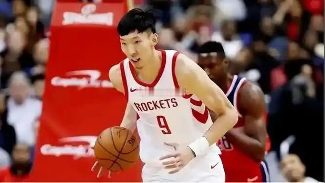 海涛和周琦的搞笑天赋刻在东北DNA里，光是往那一站我就已经开始笑了。
 
两位在