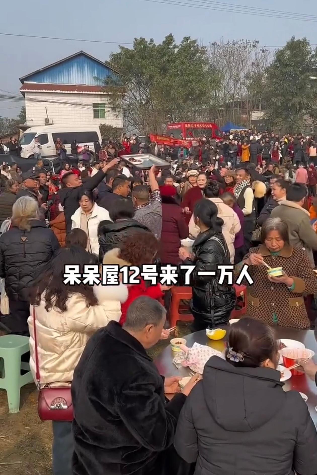 广西张女士在短视频中发起了杀年猪求助，并顺口公布了家里的地址，没想到第二天一大早
