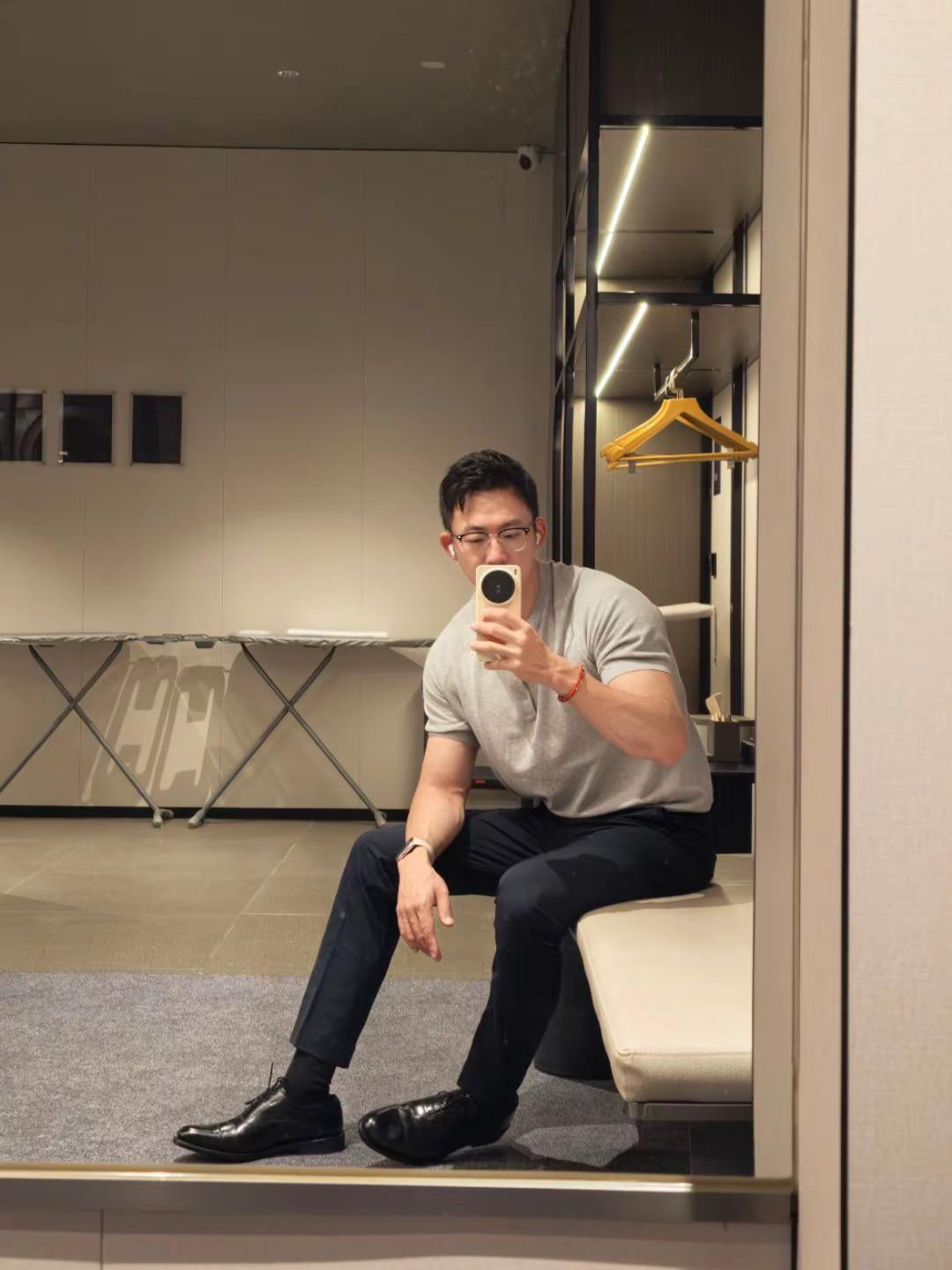 时间会分叉，通向无数个未来 允许失败允许人来人往肌肉型男 正装 健身是最好的穿搭
