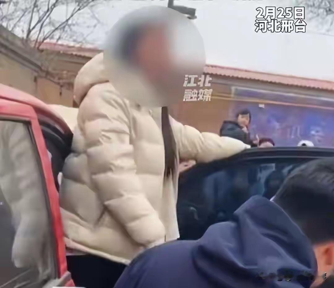 十个月"合租婚姻"里，没有温存只有对峙，没有沟通只剩算计——男方用礼炮讨公道，女