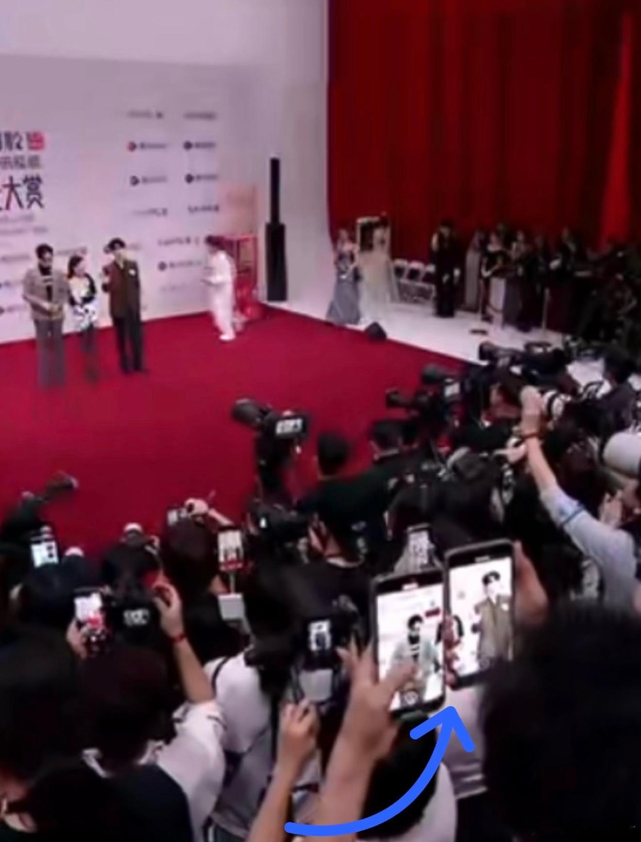 星光大赏红毯大哥，你好忙啊哈哈哈哈哈哈哈哈 