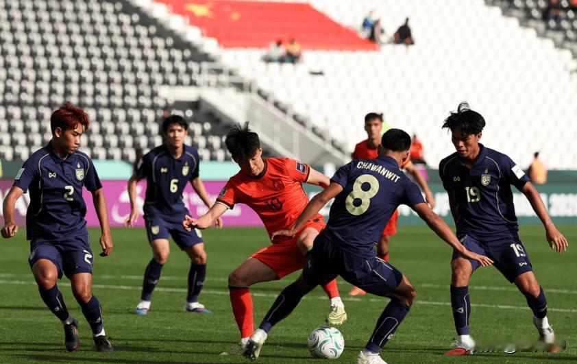 泰国队脚下还真是可以的，我们不能大意啊！还是要放低姿态像前两场去拼！老蒯表现比较