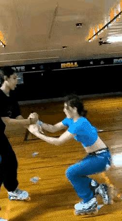 这话一出来，味儿就有点不一样了：“撩吧，撩死了算。”还带个大笑，摆明了就是在起哄