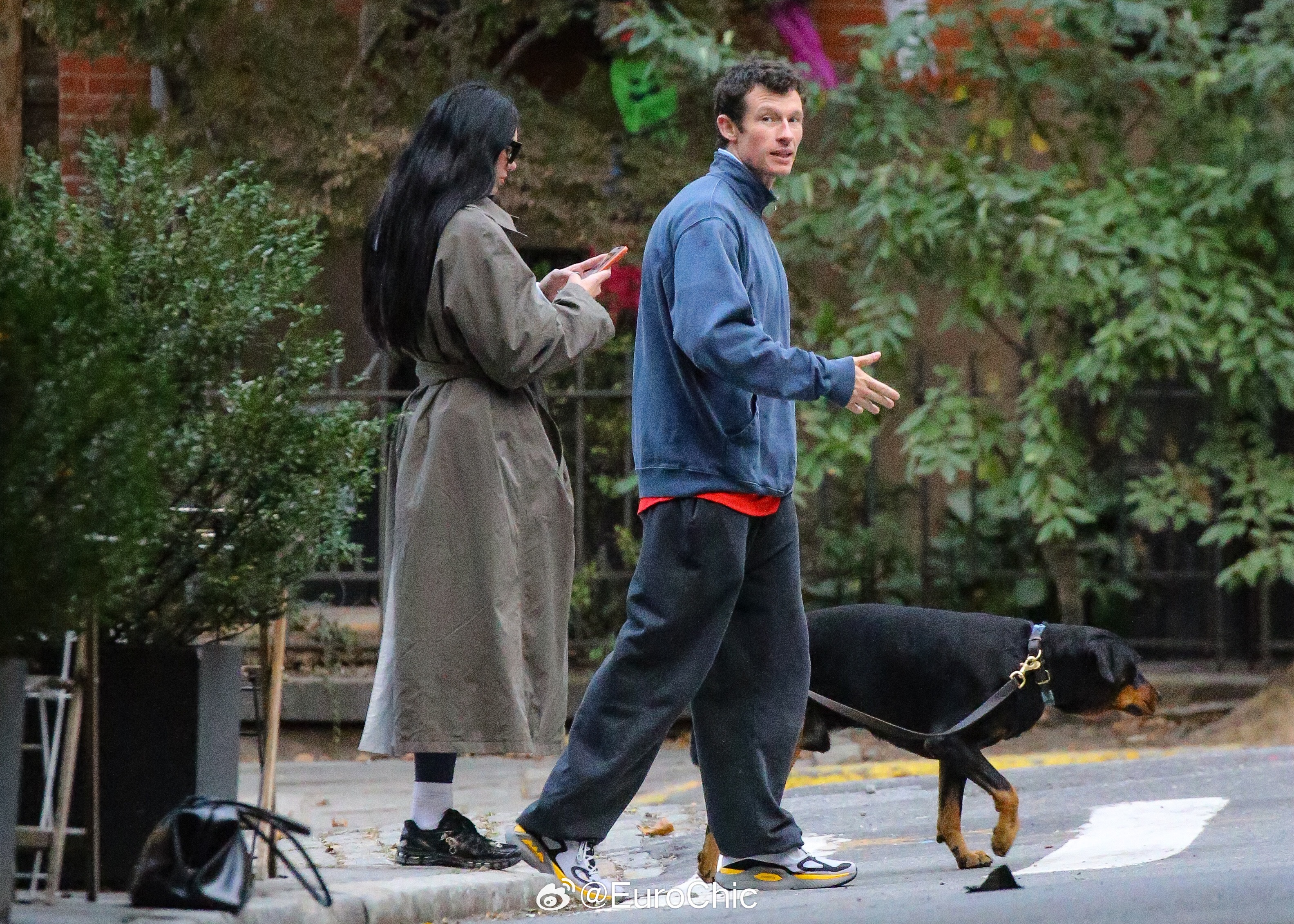 Dua Lipa 和 Callum Turner 10.21 在纽约被拍到一起遛