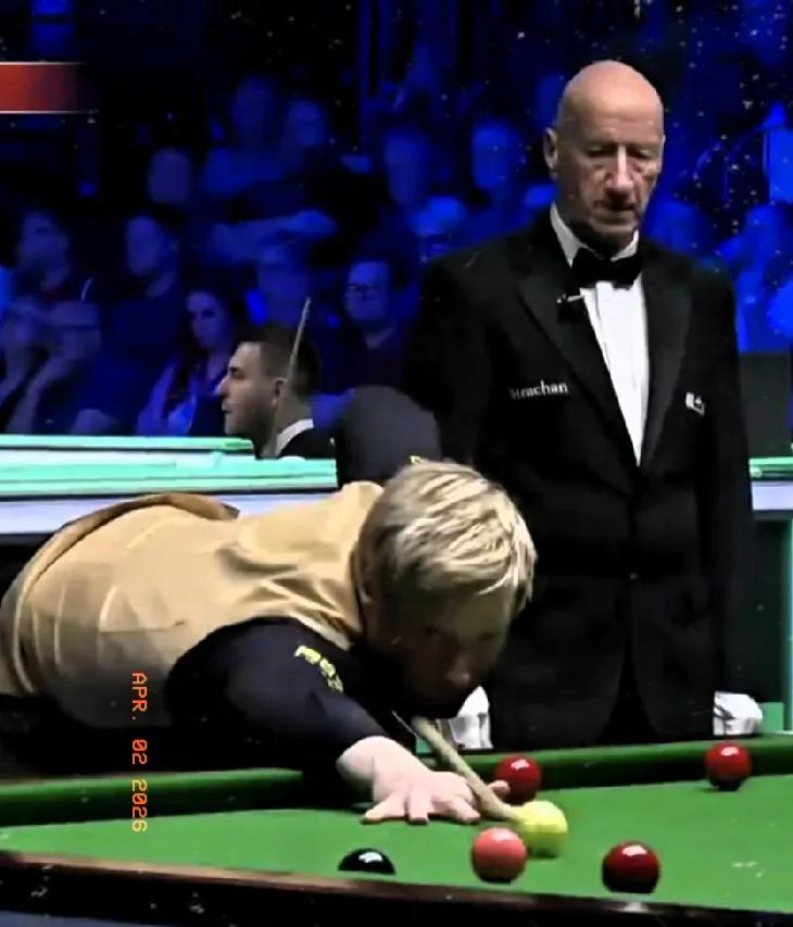 71-45，罗伯逊险胜第17局，反超比分9-8拿到赛点。
这一局跌宕起伏，罗伯逊