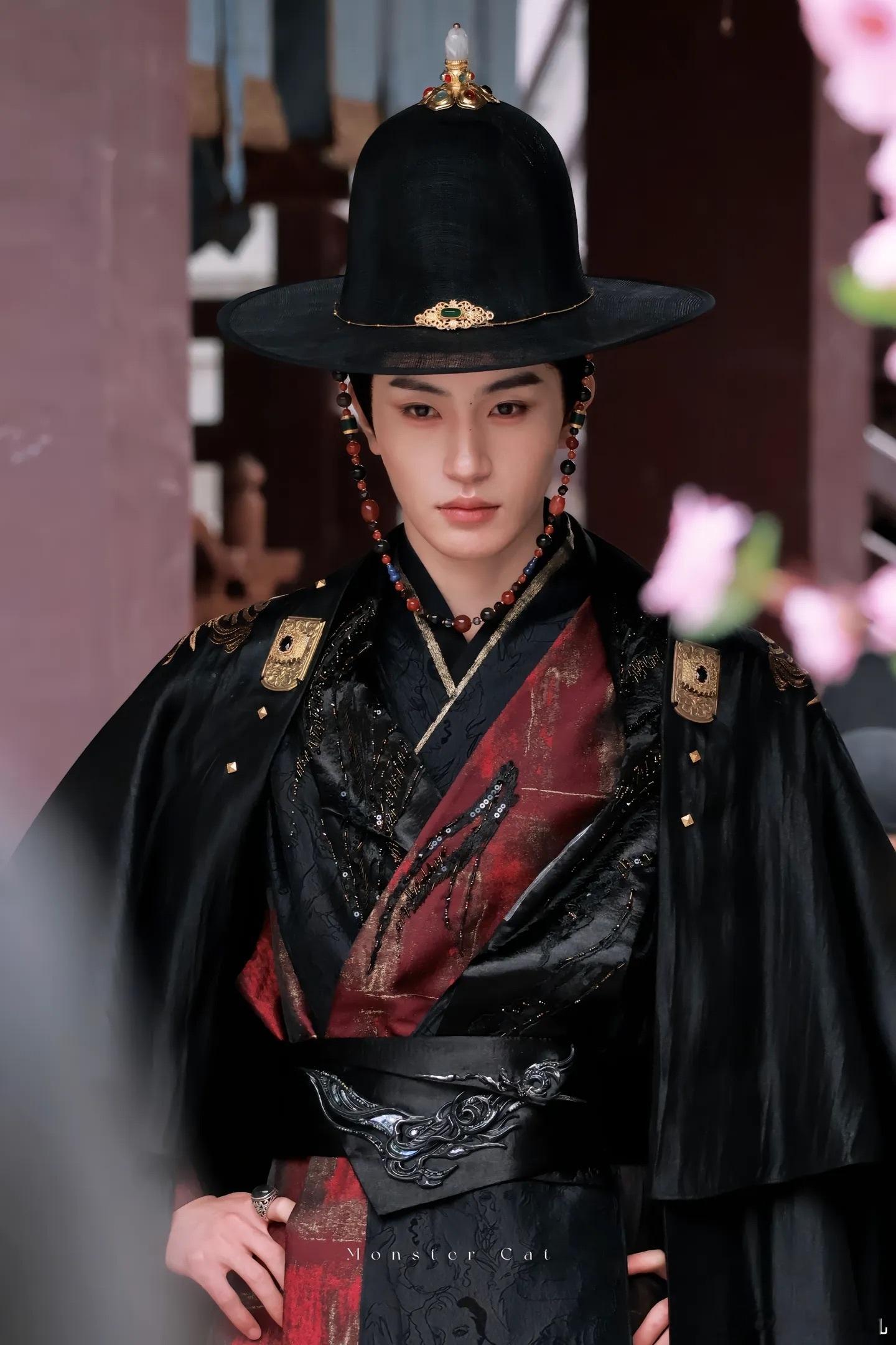 张翅新剧路透图🈶这锦衣卫属实是有丶帅啊！ 