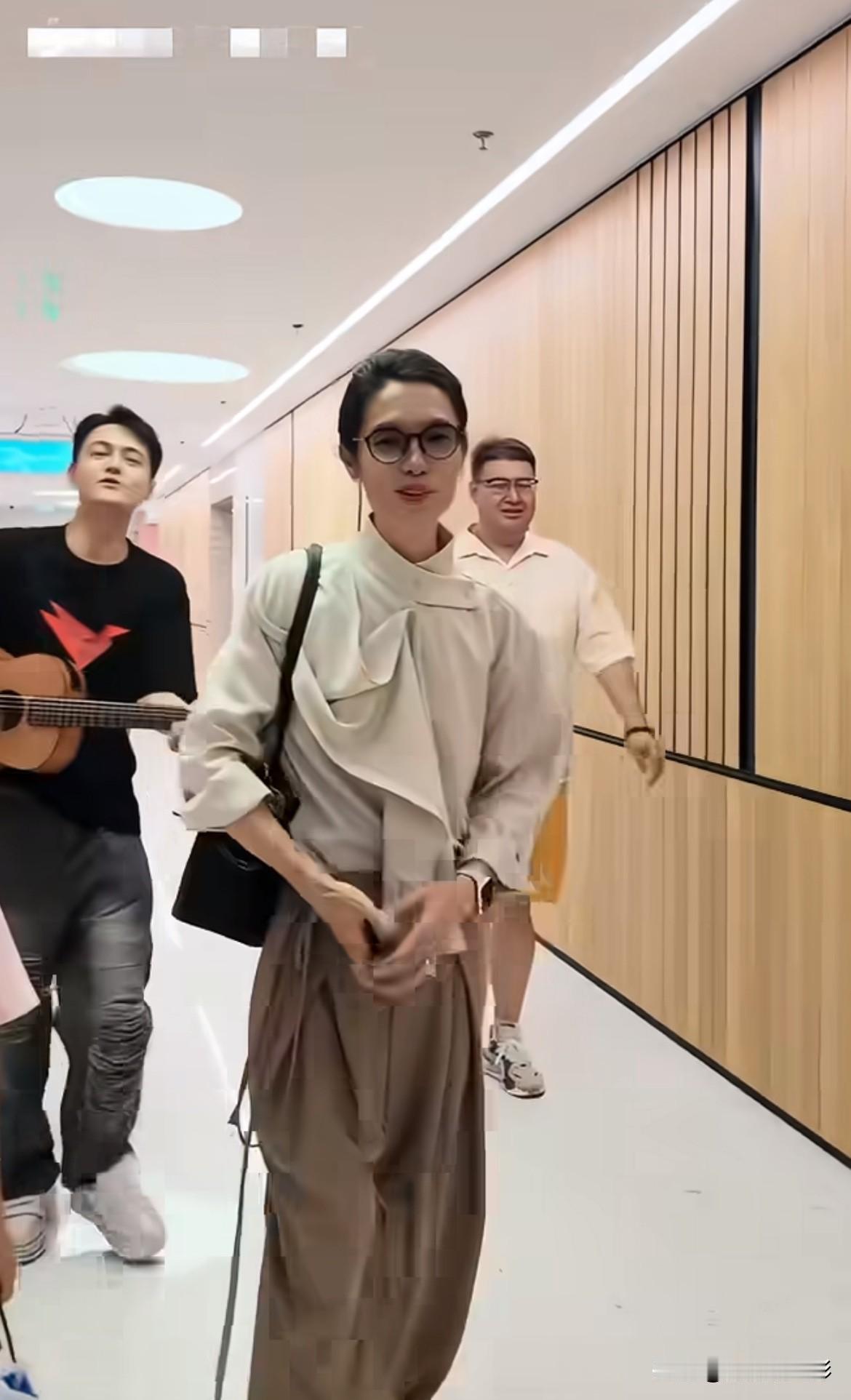 自嬷的风直接吹到李行亮🤣！这盘发造型记忆点拉满，还撞款刘欢的经典发型，和他往日