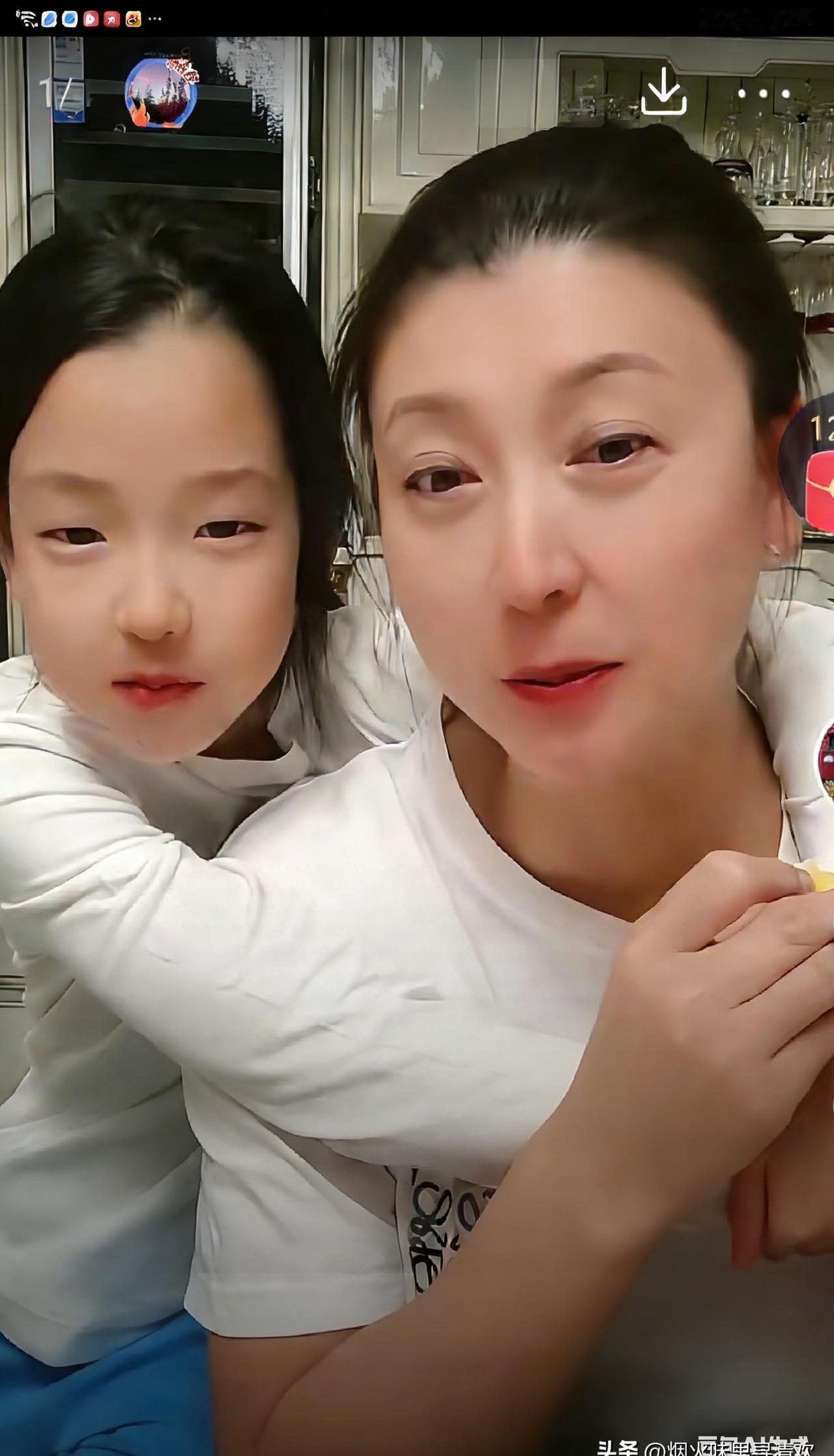 51岁的闫学晶被发小掏出23岁的照片时，全场突然安静了。
那档怀旧综艺里，童年玩